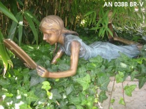 Harasimowicz ogrody - Figura z brązu - leżąca dziewczynka z  książką (1)